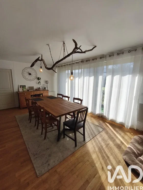 Oturma odası; ahşap zemin, doğal ışık, modern stil