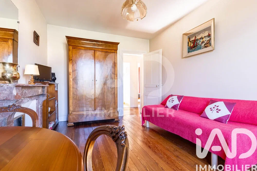 Wohnzimmer; holzboden, tageslicht, moderner stil