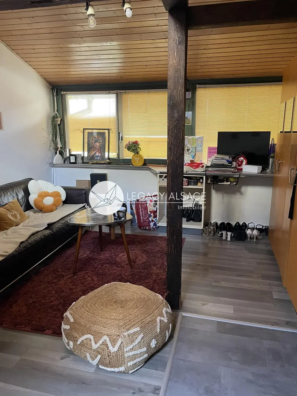 Oturma odası; ahşap kirişler, ahşap zemin, fayans zemin, doğal ışık, modern stil