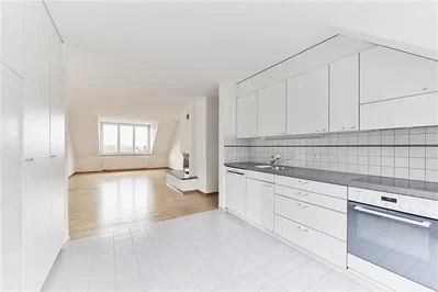 Küche; küchengeräte, tageslicht, moderner stil, fliesenboden
