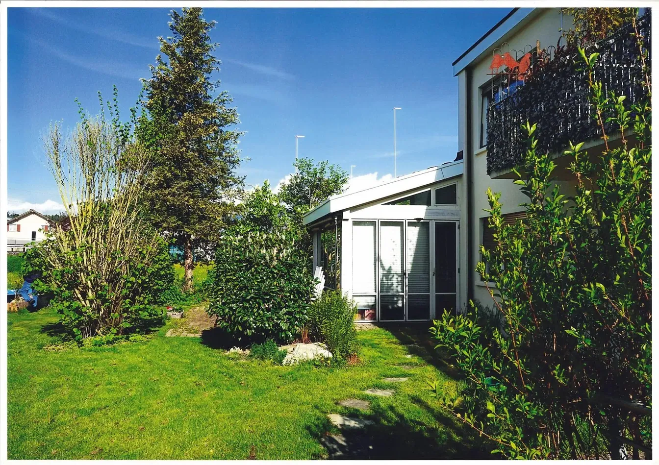 Maison et environs; vue, lumière naturelle