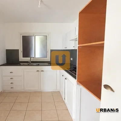 Küche; fliesenboden, renovierungsbedürftig