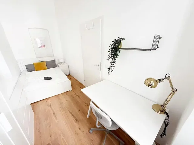 Camera da letto; pavimento in legno, luce naturale