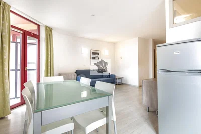 Oturma odası; mutfak aletleri, doğal ışık