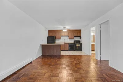 Cuisine; parquet, carrelage, lumière naturelle