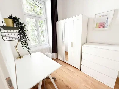 Camera da letto; luce naturale, pavimento in legno, stile moderno