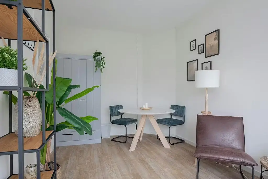 Wohnzimmer; moderner stil, holzboden, tageslicht