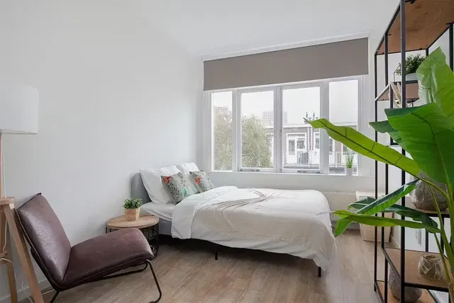 Спалня; естествена светлина, гледка