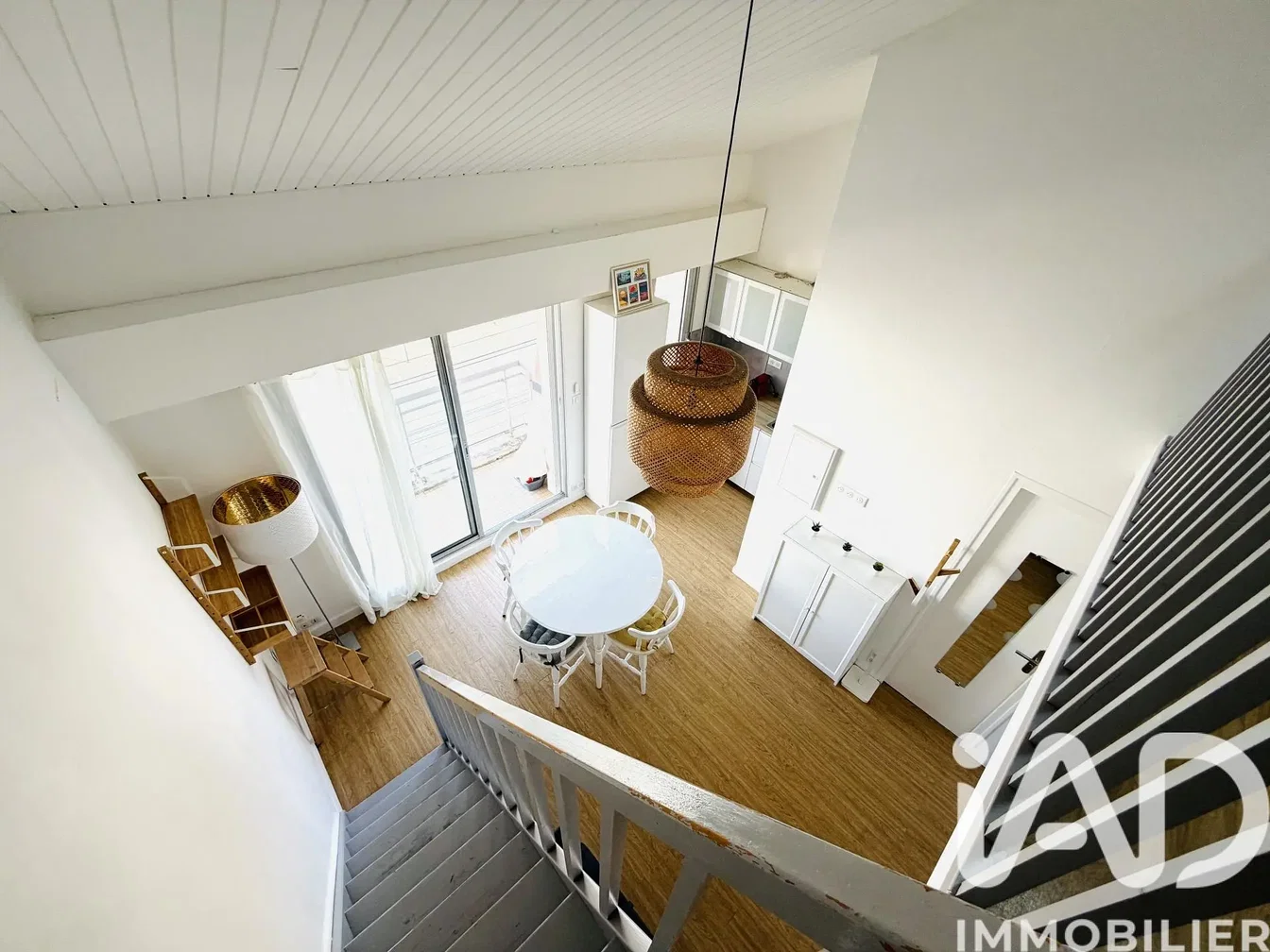 Mutfak; manzara, ahşap zemin, doğal ışık, modern stil