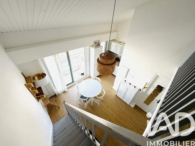 Cozinha; vista, chão de madeira, luz natural, estilo moderno