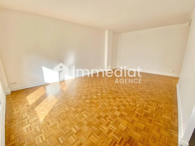 Sala de estar; chão de madeira, luz natural