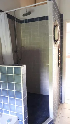 Koupelna; dlažba, přirozené světlo