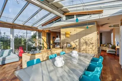 Cuisine; vue, lumière naturelle, style moderne