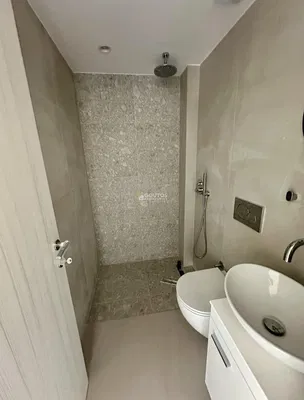 Salle de bain; carrelage, rénové, lumière naturelle, style moderne