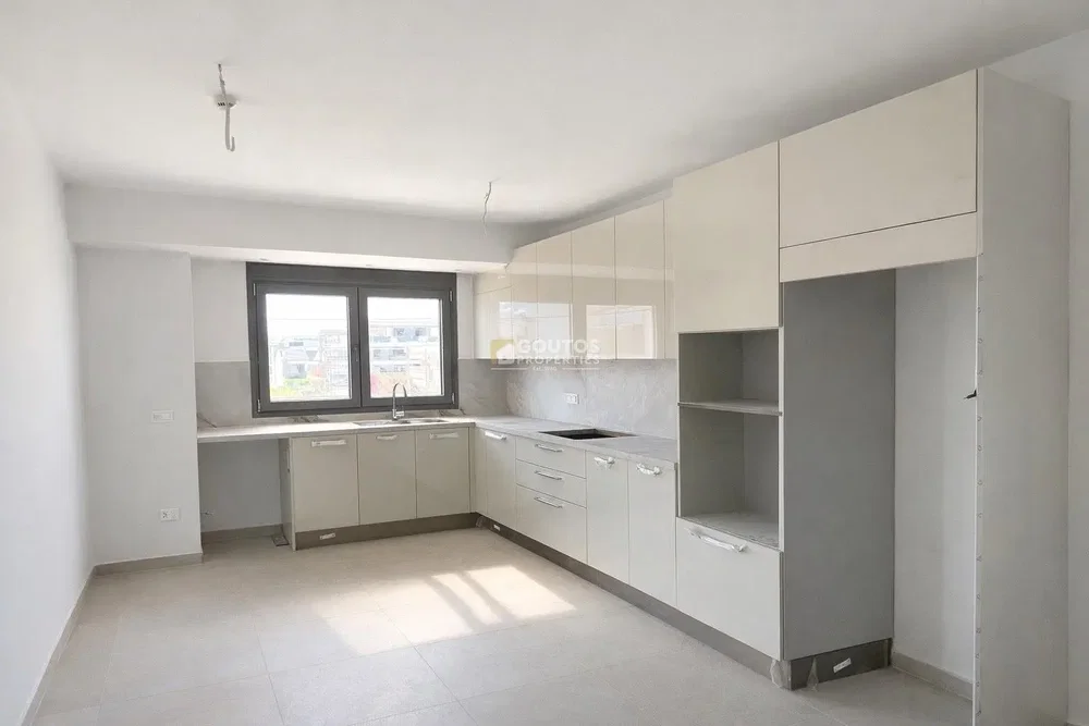 Cuisine; électroménager, carrelage, lumière naturelle, style moderne, rénové