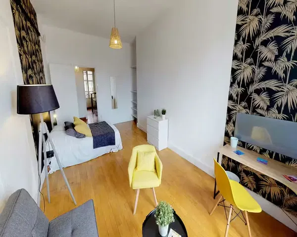 Ložnice; dřevěná podlaha, přirozené světlo, moderní styl