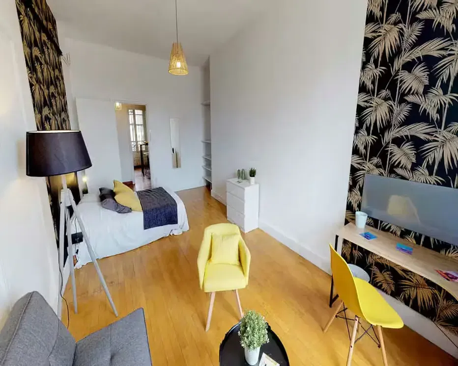 Spavaća soba; drveni pod, prirodna svjetlost, moderan stil