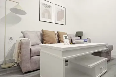 Oturma odası; modern stil, doğal ışık, ahşap zemin