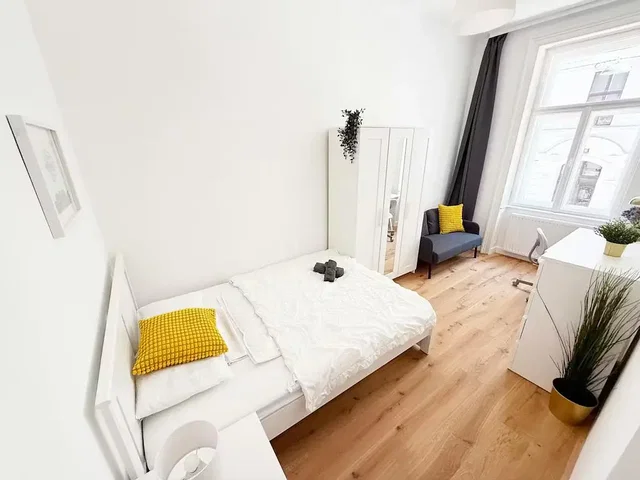 Schlafzimmer; holzboden, tageslicht, moderner stil