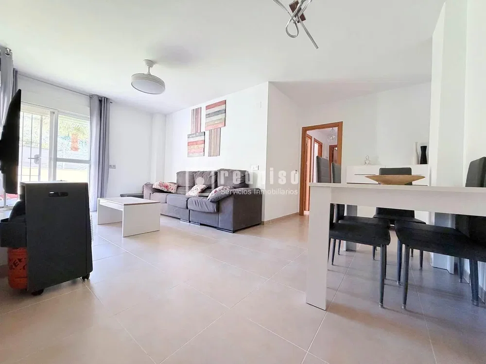 Oturma odası; fayans zemin, doğal ışık