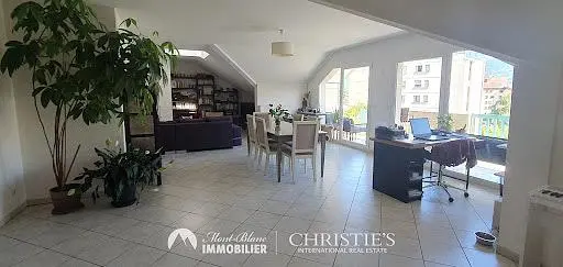 Jídelna; výhled, přirozené světlo, moderní styl