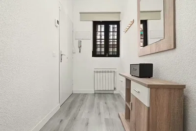 Oturma odası; ahşap zemin, modern stil, doğal ışık