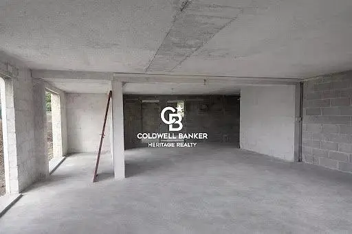 Autre; nécessite rénovation, lumière naturelle