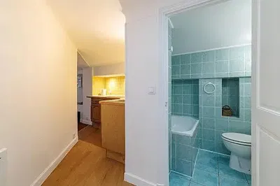 Toilettes; carrelage, lumière naturelle