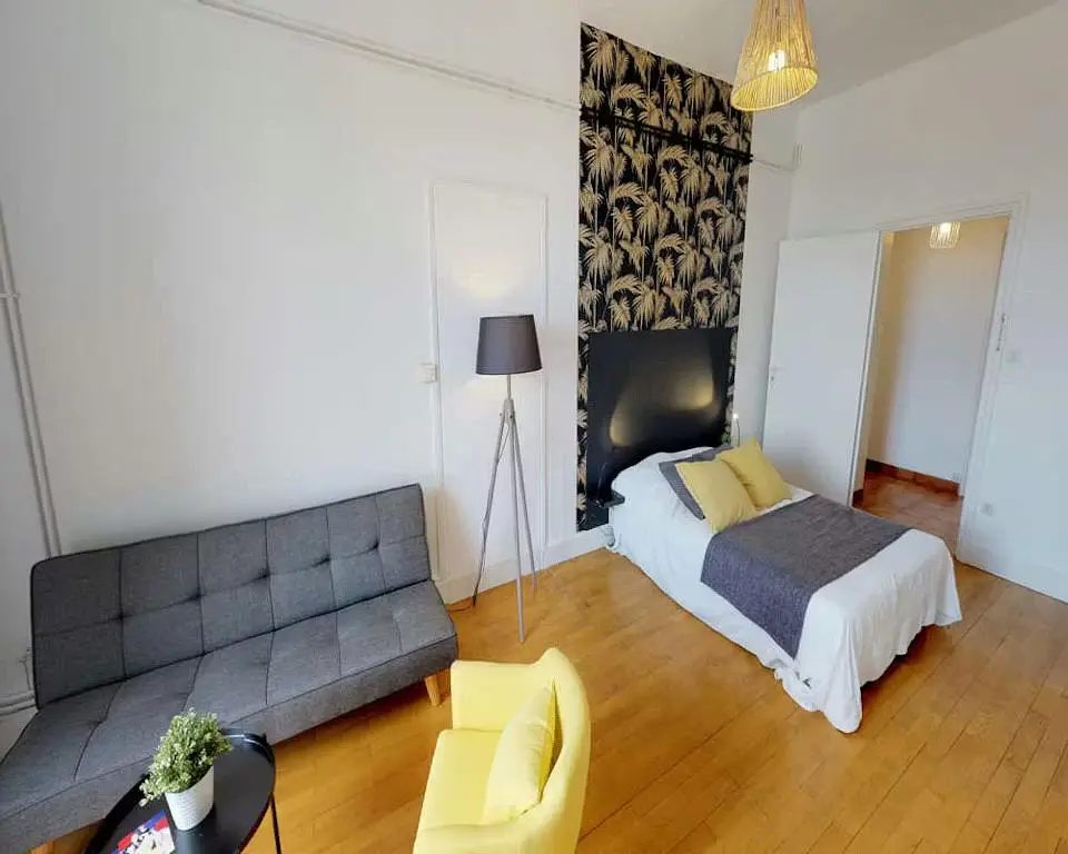 Spavaća soba; prirodna svjetlost, drveni pod