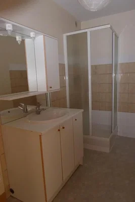 Banyo; fayans zemin, doğal ışık