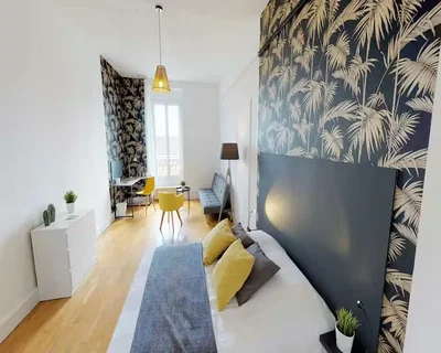 Spavaća soba; drveni pod, prirodna svjetlost, moderan stil