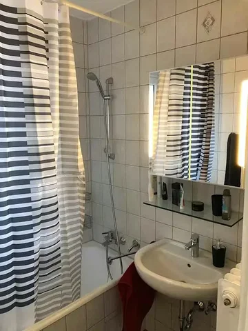 Μπάνιο; φυσικό φως, πλακάκια