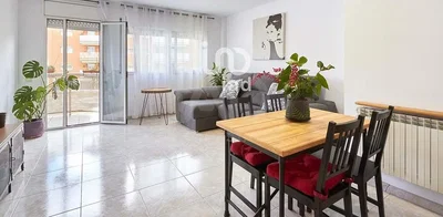 Oturma odası; fayans zemin, doğal ışık, modern stil, manzara