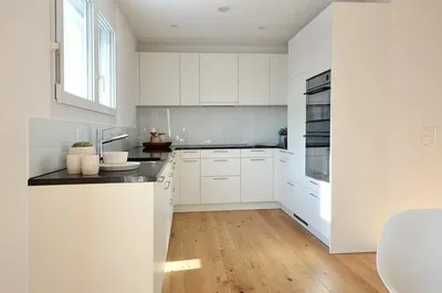 Küche; küchengeräte, tageslicht, holzboden, moderner stil