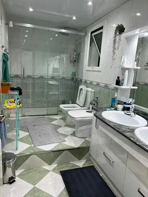 Banyo; fayans zemin, doğal ışık