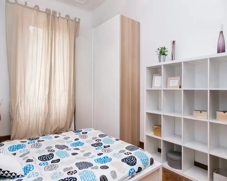 Yatak odası; doğal ışık, modern stil