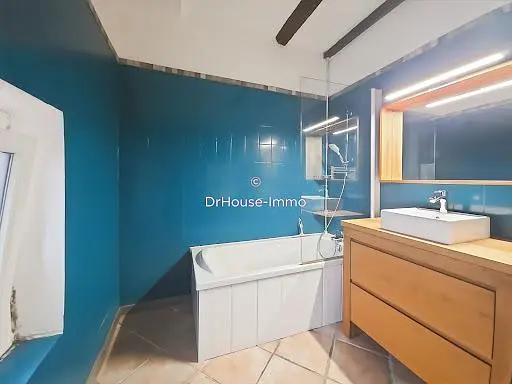 Купатило; плочице, реновиран, природно светло, модерни стил