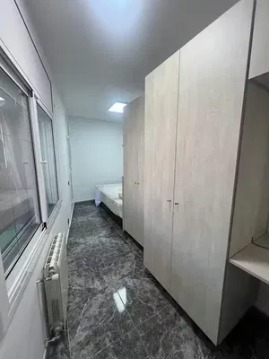 Yatak odası; fayans zemin, doğal ışık