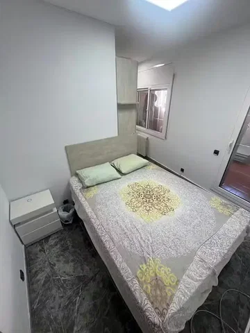 Спалня; плочки, естествена светлина