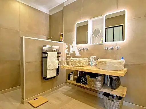 Купатило; плочице, реновиран, природно светло, модерни стил