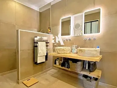 Купатило; плочице, реновиран, природно светло, модерни стил