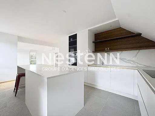 Cuisine; électroménager, carrelage, lumière naturelle, style moderne