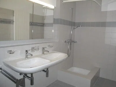 Banyo; fayans zemin, doğal ışık, tadilatlı