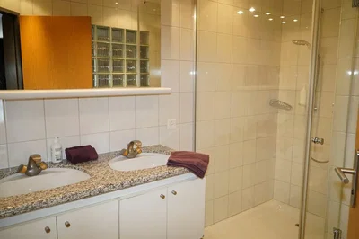 Badezimmer; fliesenboden, tageslicht, renoviert