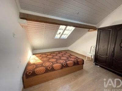 Спаваћа соба; природно светло, дрвени под