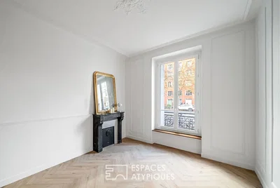 Соба; камин, дрвени под, поглед, природно светло