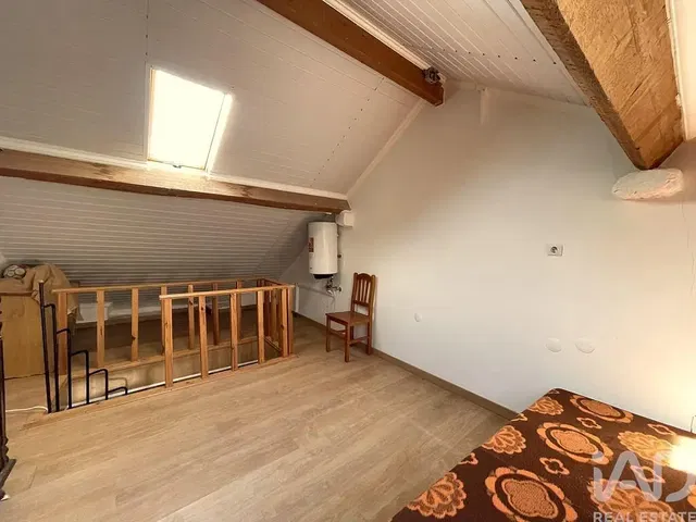 Chambre; parquet, poutres en bois, lumière naturelle