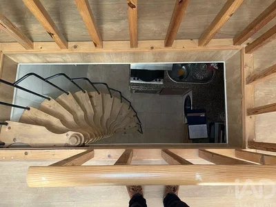 Кухиња; дрвени под, дрвене греде, кухињски апарати