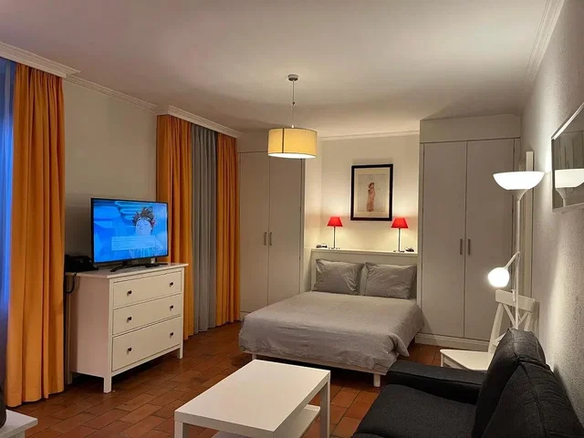 Spálňa; prirodzené svetlo, moderný štýl