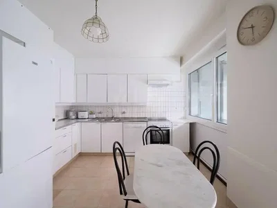 Cuisine; carrelage, lumière naturelle, style moderne